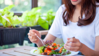 シミは食事で内側から改善！効果的な食べ物や栄養素とは